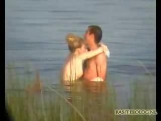 Coppia catturato in il lago