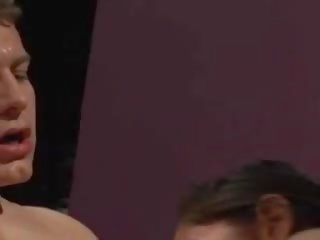 Тройка happens с а очарователен голям бюст брюнетка с голям розов устни