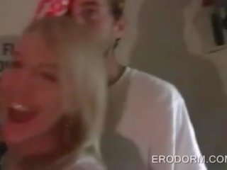 Колеж обща спалня стая парти оказа в един оргия
