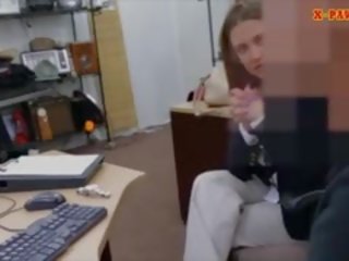 Грудаста бізнес молодий жінка вдарив по pawnkeeper
