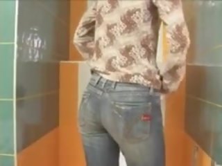 令人惊讶 枯瘦 惊人 女朋友 上 厕所