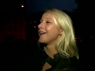 Евро примадона embraces и удари по време на кастинг с