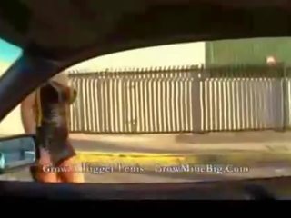 Вона є a вулиця дівчина і вона знає її торгівля
