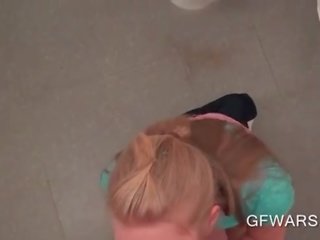 Відмінно дупа білявка отримує на її коліна для a bj