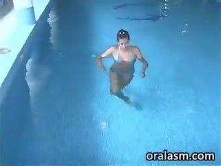 Чудовий леді смокче статевий член 10 min після плавальний