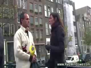 同 他的 指導 嫪 遊客 visits 一 妓女 在 阿姆斯特丹