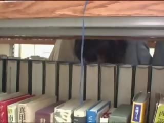 若い 恋人 模索 で 図書館
