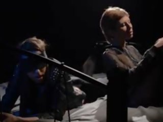 Със завързани очи модел получава майната от каишка на