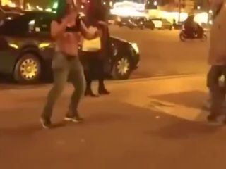 취한 아기 스트립 에 그만큼 거리