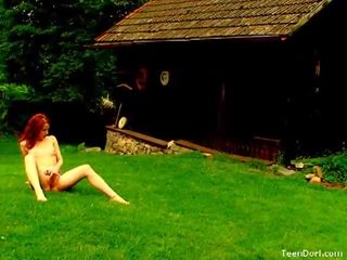 傑出した ティーン 運指 彼女の プッシー 屋外 上の ザ· lawn
