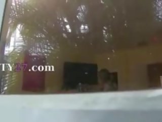 Три млад момичета шибане с крадец с взлом
