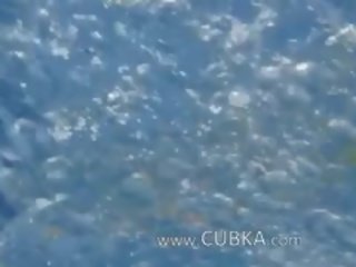 নিচের পানি খুলে ফেলা এর মনোরম চোট চুলের মেয়ে