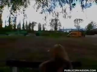 Concupiscent білявка в синій плаття дає мінет в публічний