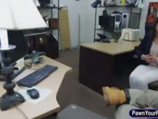 Разкошен съпруга на а клиент обезкостен от pawn мъж в на задна стаичка