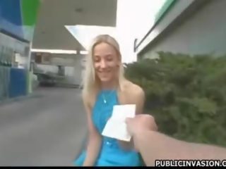 호리 호리한 브루 넷의 사람 비탄 거짓말