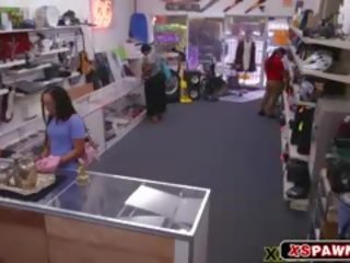 Привабливий печиво харчування її манда з брюки на a туалет