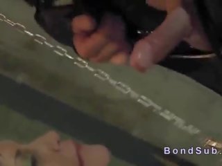 Грудаста strapped суб глибоко глотки і вдарив в темниця