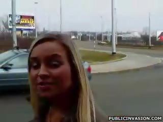 Грудаста засмагла білявка дає м'ясистий manhood a мінет в публічний