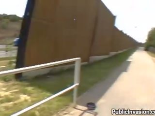 Милашка є показ від її привабливий дупа на відкритому повітрі