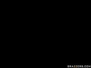 該 大 titted 芭蕾舞女演員