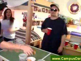 Пиене игра като гушках при а обща спалня