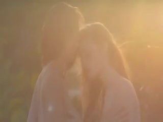 Girl4girl близане всеки друг на шезлонг