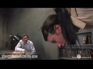 Брюнетка є пов'язаний helplessly від в ceiling