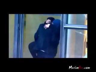 Хіджаб вчитель спіймана lovemaking по шпигунська камера