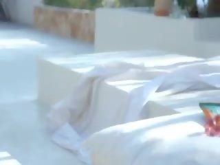 Daintily 와우 고양이 놀 에 에이 해변 의자