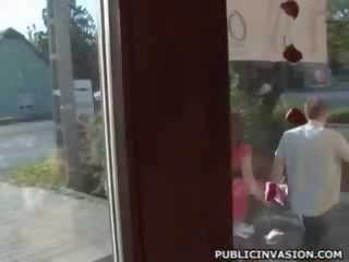 Simony алмаз трахкав в публічний