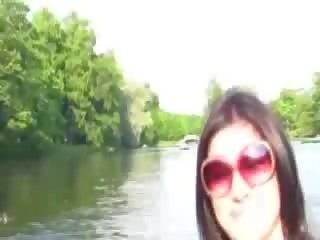 Това хубав лодка езда е за към получавам палав за тези хора