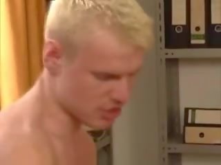 Librarien получава прецака в стегнат путка