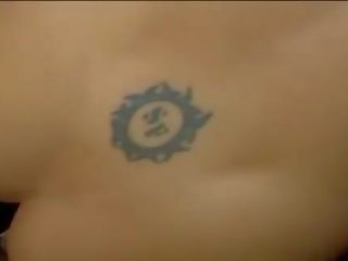 험악한 갈색 머리 싸움 위에 hu.
