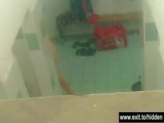 Odlično goli amaterji spied v locker soba