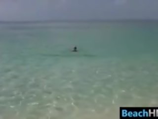 裸 女孩 在 該 海灘
