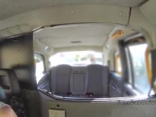 Грудаста мед в bruises вдарив з ремінець на в підробка таксі
