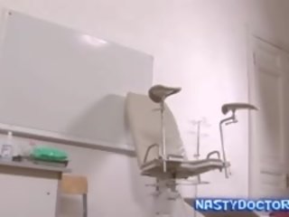 Сладострастен стар гинеколог и негов рефлектор