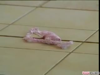 놀리는 그녀의 마음에 드는 남학생