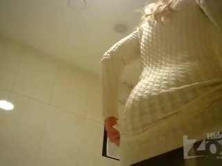 Чарівний білявка в туалет поголена манда і анус крупним планом.