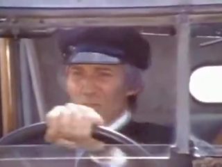 Водій годинник пара має секс на в заднє сидіння