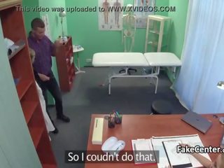 精英 护士 helping 花花公子 到 附带