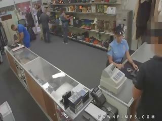 Реальний поліцейський moonlights як ho для pawn магазин