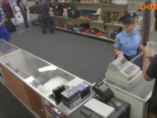 Полиция офицер с огромен бомби има прецака в на задна стаичка