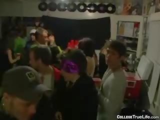Възрастен клипс при парти в клуб