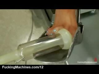 Dar body uly emjekli beauty machine fucked and squrts