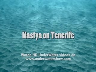 Nastya плавальний оголена в в море