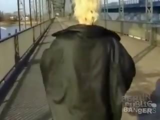 Bootylicious блондинки в розов каиш дава духане в публичен