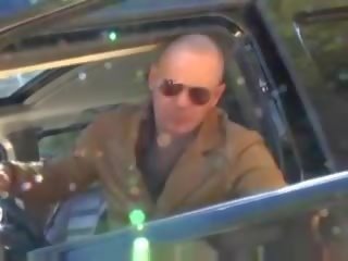 Добре висіла людина має його спосіб з два дика eyed немовлята