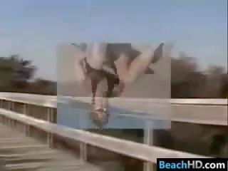 Dvignjeno krilo pri na plaža