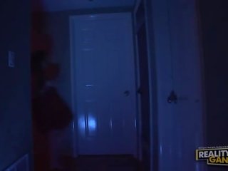 Inviting bruneta máma jsem rád šoustat mající mezirasový špinavý film s an mimozemšťan
